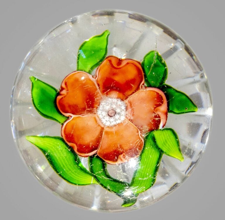 Baccarat. - Presse-papiers orné d'une églantine à cinq pétales cordiformes rose…