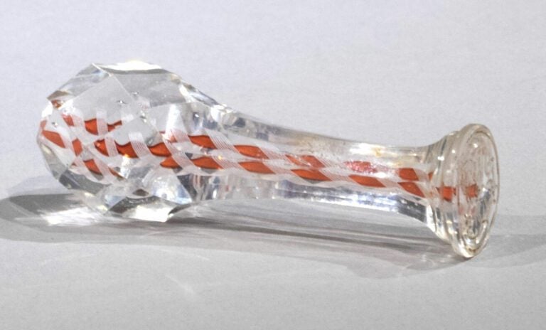 Baccarat. Sceau en cristal taillé à facettes, côtes plates et initiales entrela…