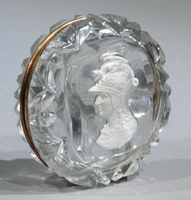 Bercy.Boîte à mouches en cristal taillé, le couvercle orné d'un cristallo-céram…
