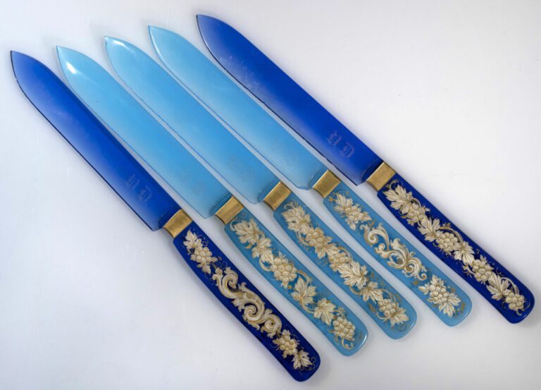 Bohême. Cinq couteaux dont trois en opaline bleu clair et deux en cristal bleu…