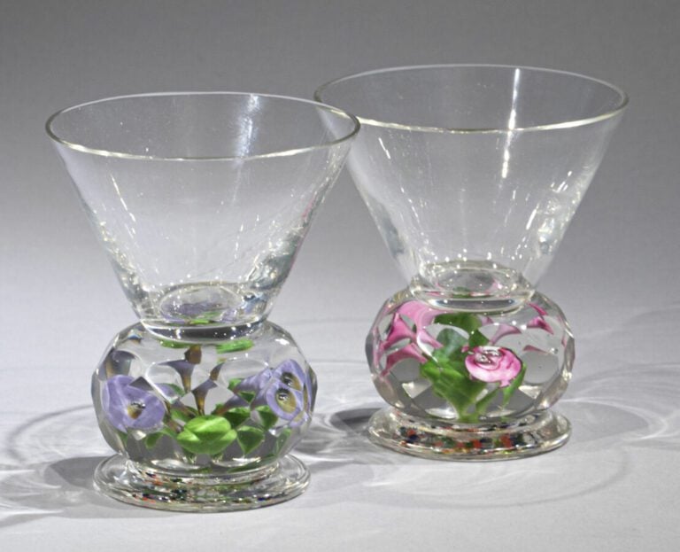 Bohême. - Deux verres à alcool à coupe conique et base taillée à facettes ornée…
