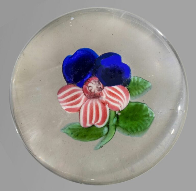 Boston & Sandwich glass company. - Rare presse-papiers orné d'une pensée à deux…