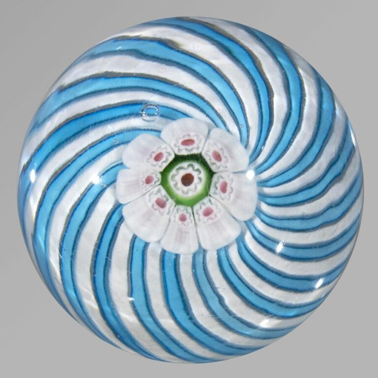 Clichy. - Presse-papiers à motif de tourbillon de cannes spiralées alternées tu…
