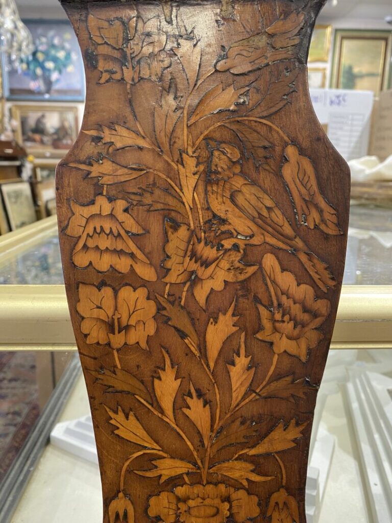 Grand fauteuil en bois marqueté à décor de vases fleuris et enroulements feuill…