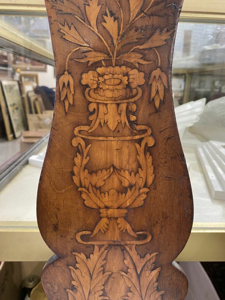 Grand fauteuil en bois marqueté à décor de vases fleuris et enroulements feuill…