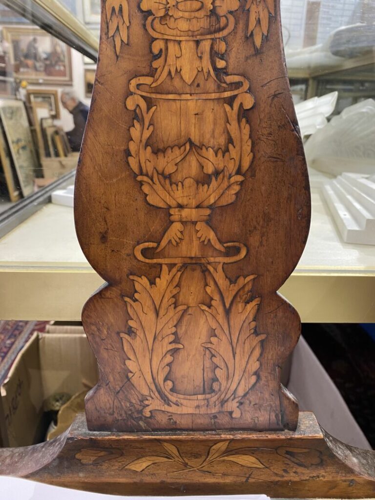 Grand fauteuil en bois marqueté à décor de vases fleuris et enroulements feuill…