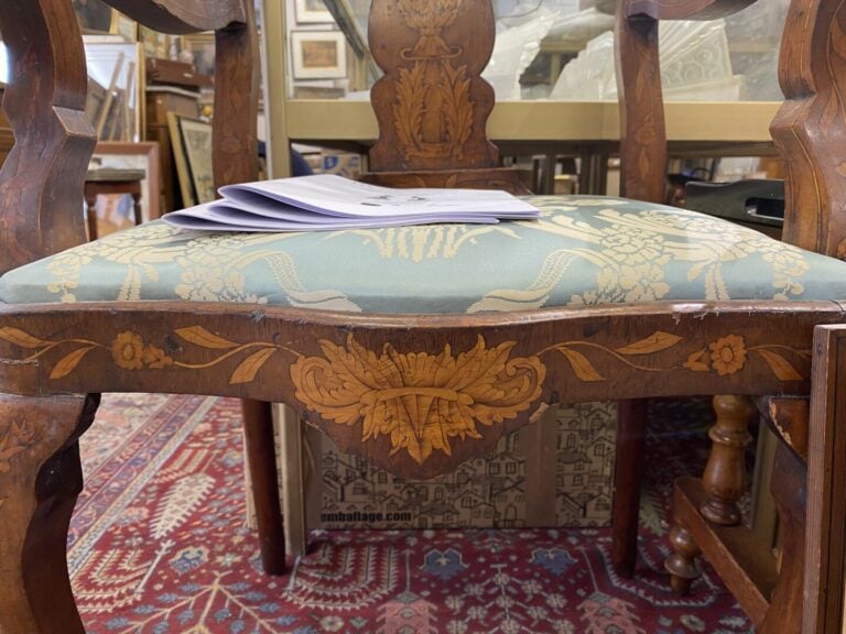 Grand fauteuil en bois marqueté à décor de vases fleuris et enroulements feuill…