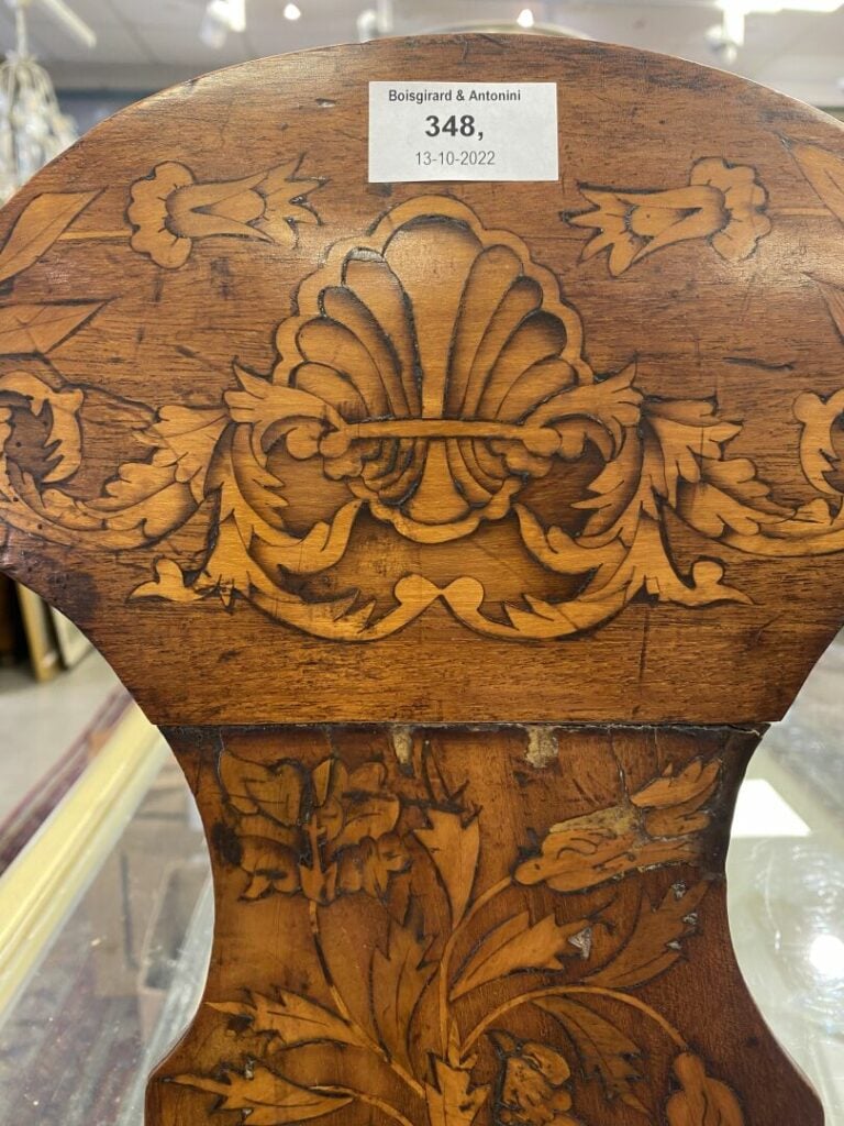 Grand fauteuil en bois marqueté à décor de vases fleuris et enroulements feuill…