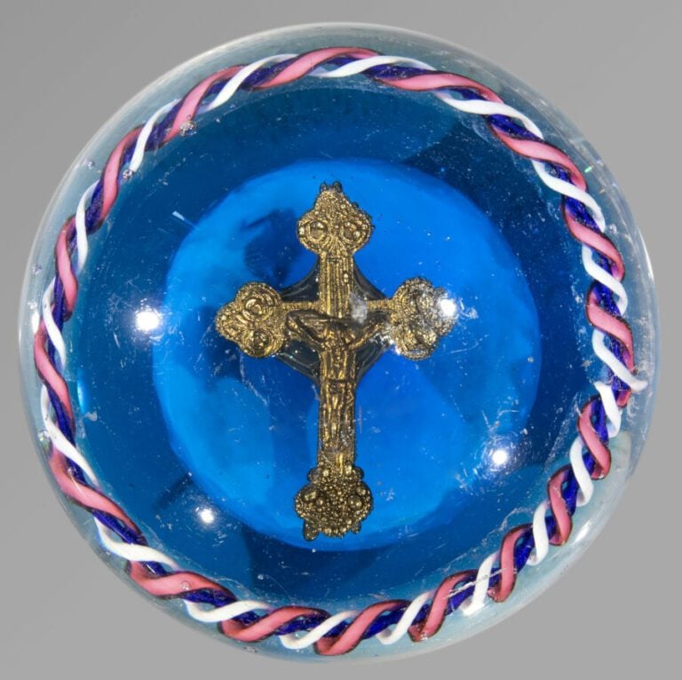Grenelle. Presse-papiers à fond bleu orné d'un crucifix en métal doré entouré d…