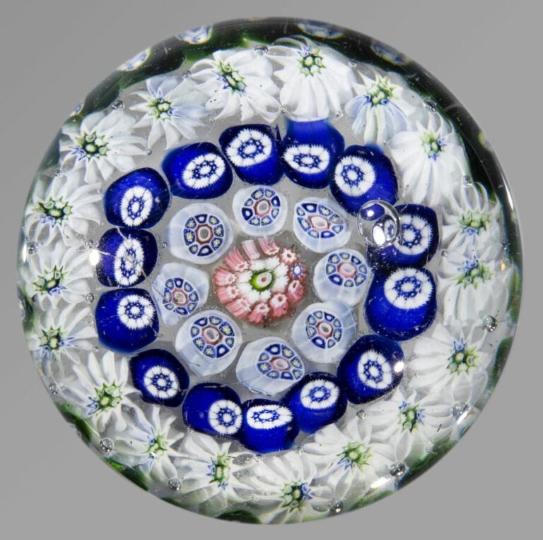 Grenelle. - Presse-papiers à motif de quatre cercles concentriques de bonbons p…
