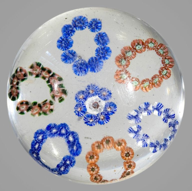 Grenelle. Presse-papiers à motif de rosace composée de six motifs circulaires d…