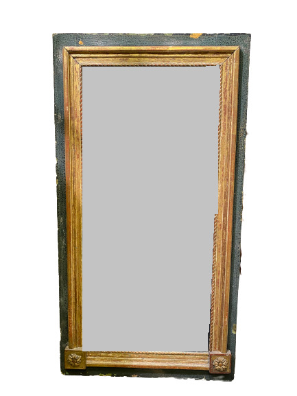 Miroir en bois et stuc doré à décor de frise torsadée.