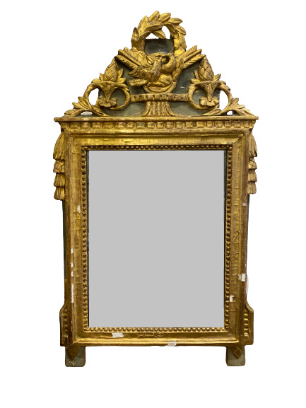 Miroir en bois et stuc doré surmonté d'un fronton ajouré à décor d'un couple de…