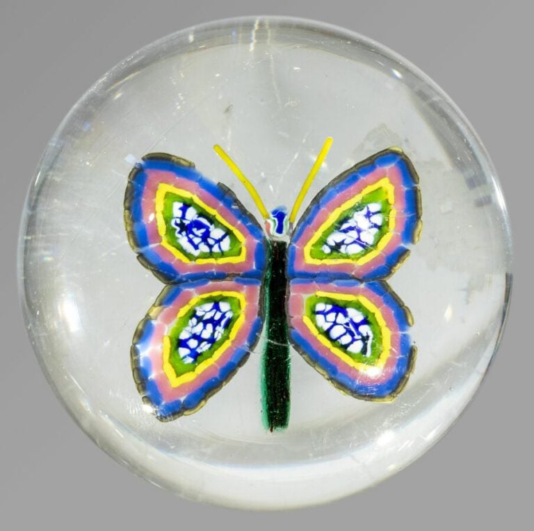 Murano. - Presse-papiers orné d'un papillon à quatre ailes polychromes (chocs v…