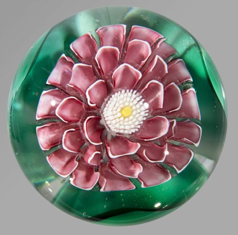 Murano. Presse-papiers orné d'une fleur rose à étamines blanches en trois dimen…