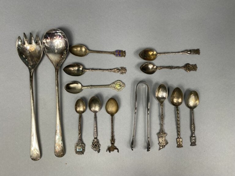 Partie de ménagère en métal argenté modèle filet feuillagé coquille - Dans un c…