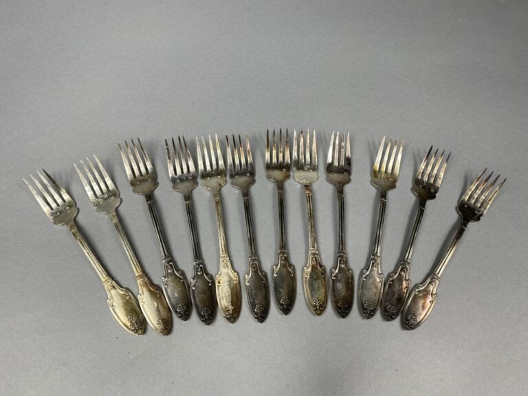 Partie de ménagère en métal argenté modèle filet feuillagé coquille - Dans un c…
