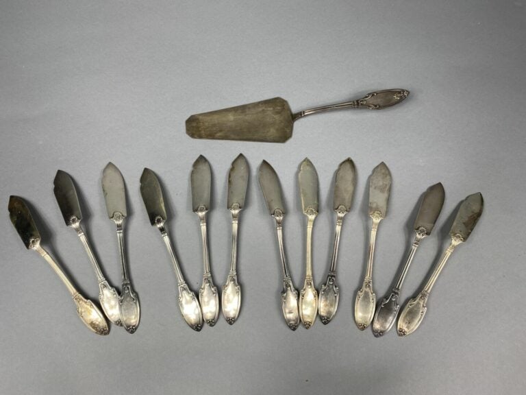 Partie de ménagère en métal argenté modèle filet feuillagé coquille - Dans un c…