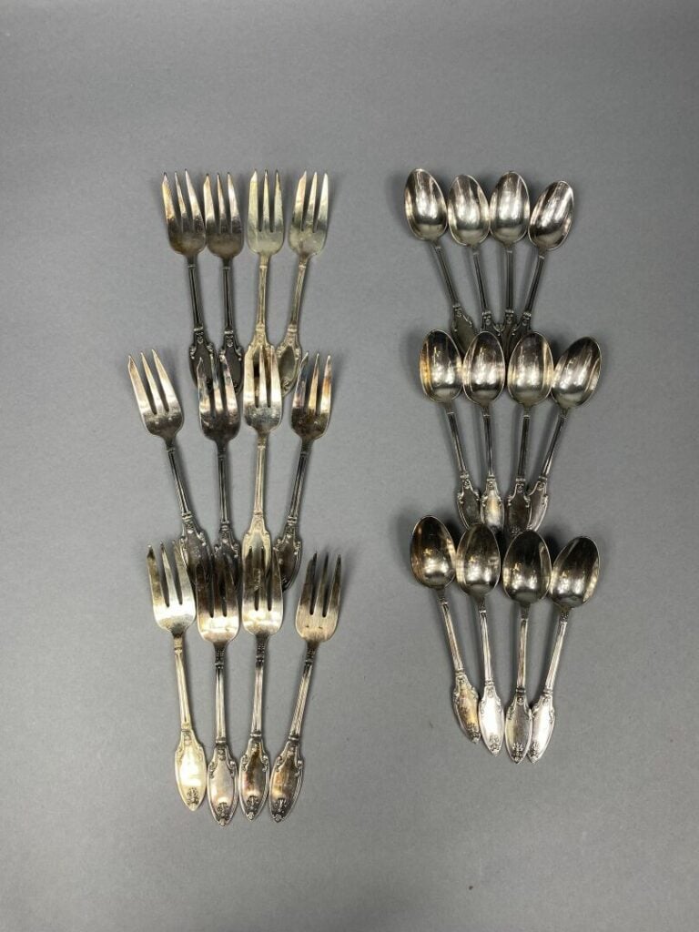 Partie de ménagère en métal argenté modèle filet feuillagé coquille - Dans un c…