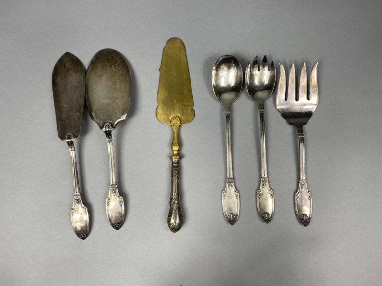 Partie de ménagère en métal argenté modèle filet feuillagé coquille - Dans un c…