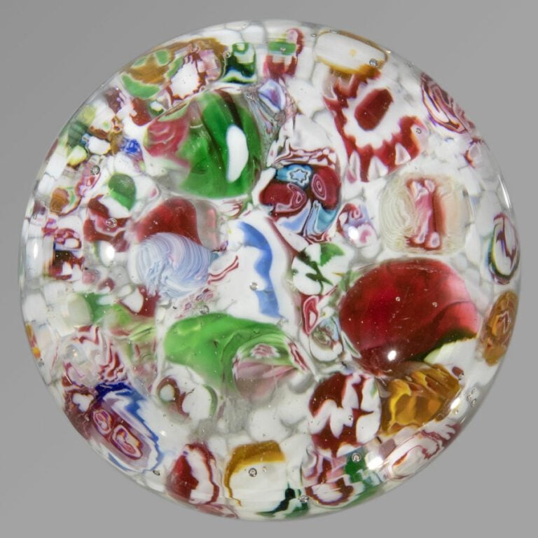Presse-papiers en verre à décor jaspé de cannes en pêle-mêle. - Diam.6,6 cm, ha…