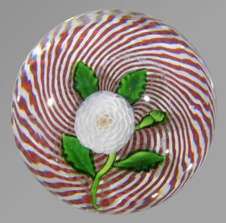 Saint-Louis. - Presse-papiers à fond de latticino spiralé blanc sur fond rose o…