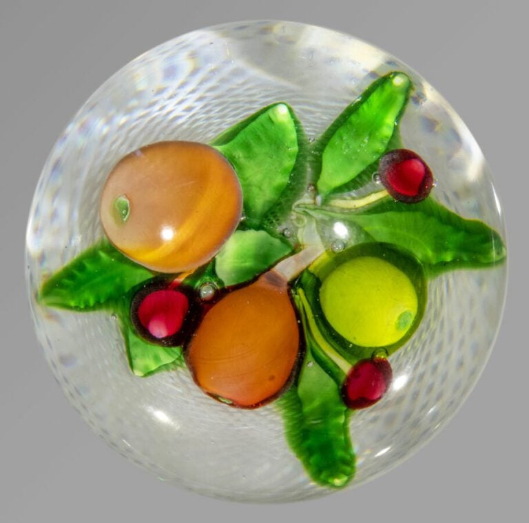 Saint-Louis. - Presse-papiers à motif de corbeille de fruits composé d'une pomm…