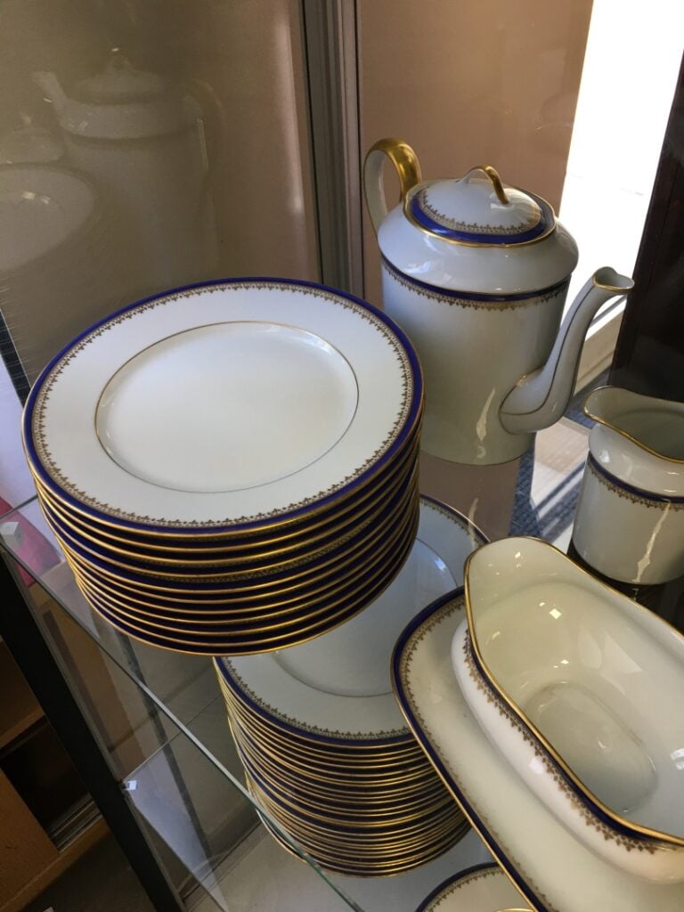A. LANTERNIER à LIMOGES. - Partie de service de table en porcelaine de Limoges…