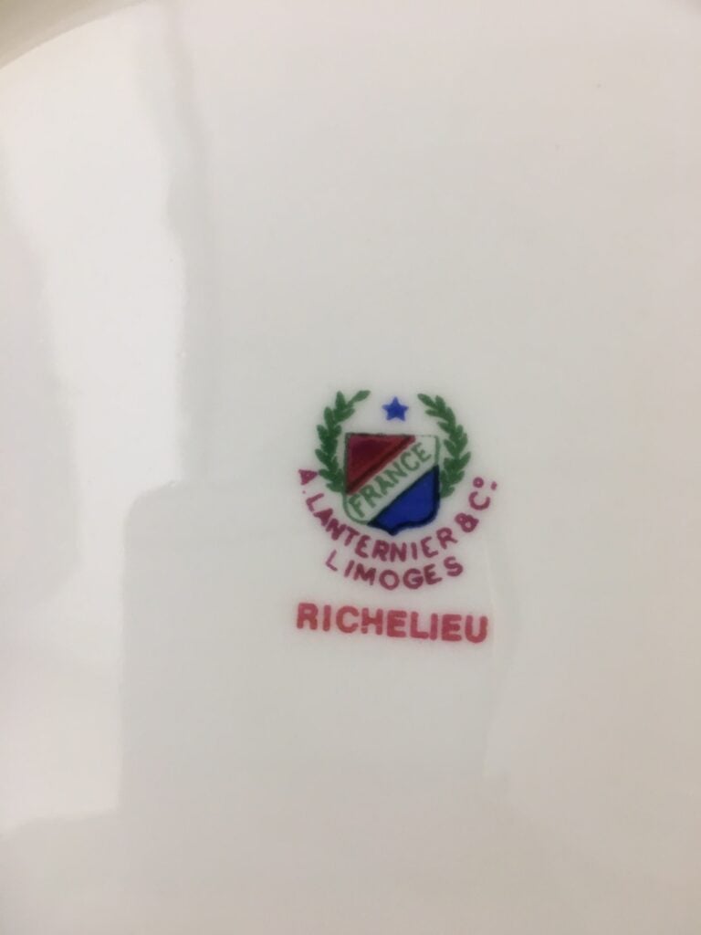 A. LANTERNIER à LIMOGES. - Partie de service de table en porcelaine de Limoges…