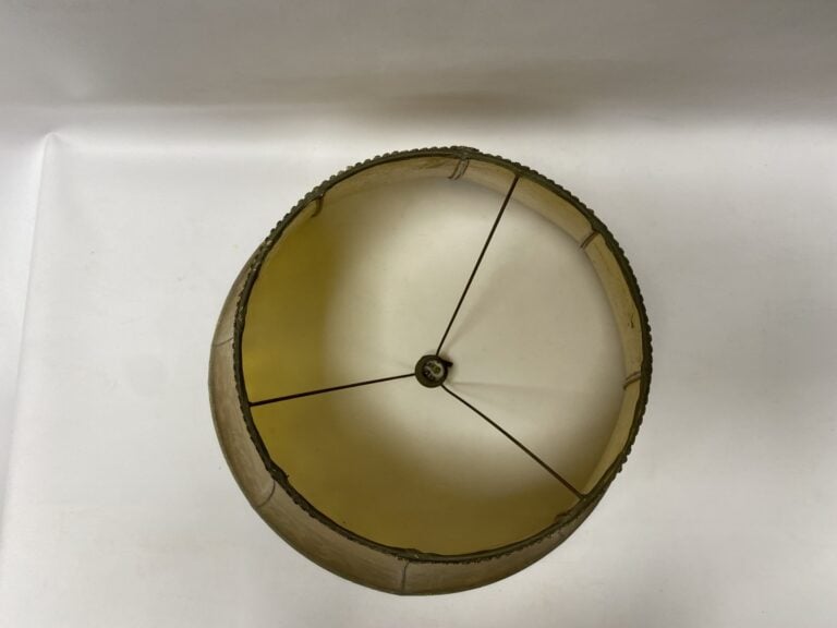 Abat-jour en peau animale peinte et laquée. - Hauteur: 25 cm. ; Diamètre: 46 cm…