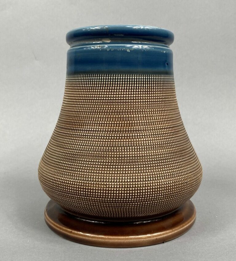 ACCOLAY - Ensemble de deux vases en céramique vernissée rougé à décor de person…