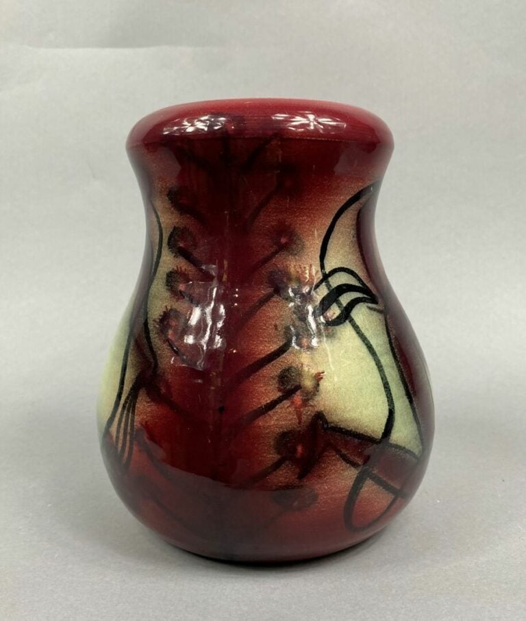 ACCOLAY - Ensemble de deux vases en céramique vernissée rougé à décor de person…