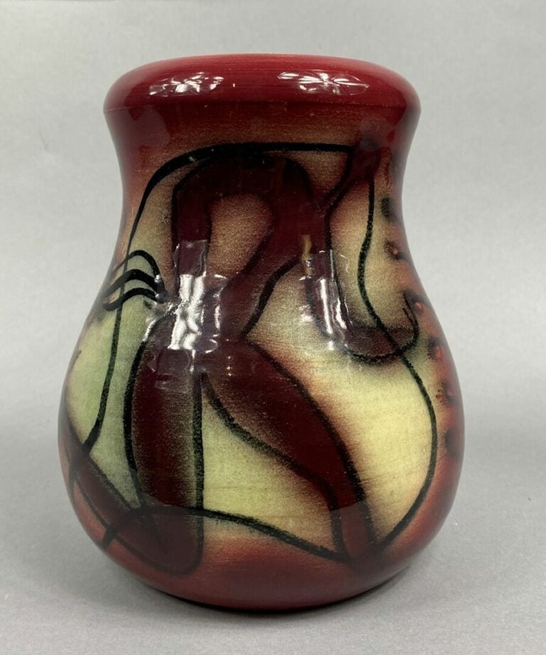 ACCOLAY - Ensemble de deux vases en céramique vernissée rougé à décor de person…