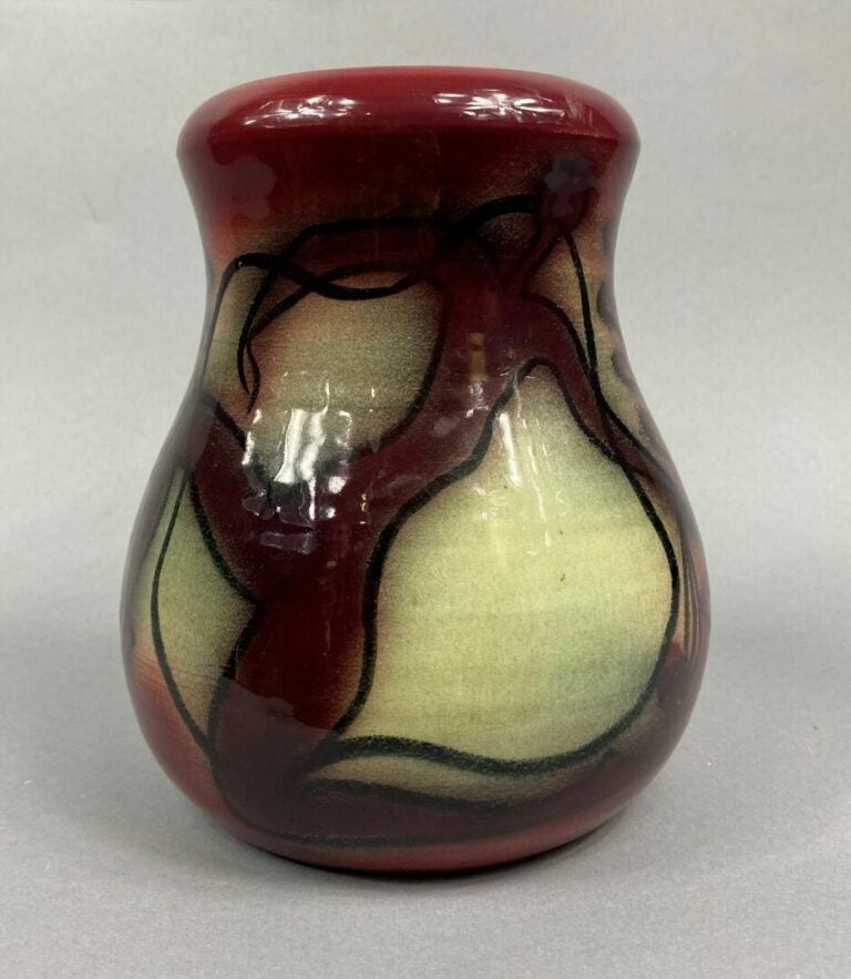 ACCOLAY - Ensemble de deux vases en céramique vernissée rougé à décor de person…