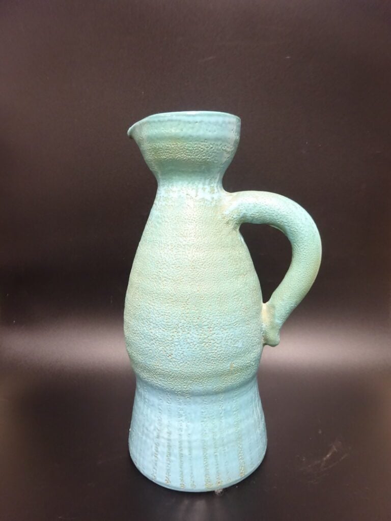 ACCOLAY. - Pichet zoomorphe en grès vernissé turquoise, et pot asymétrique en g…