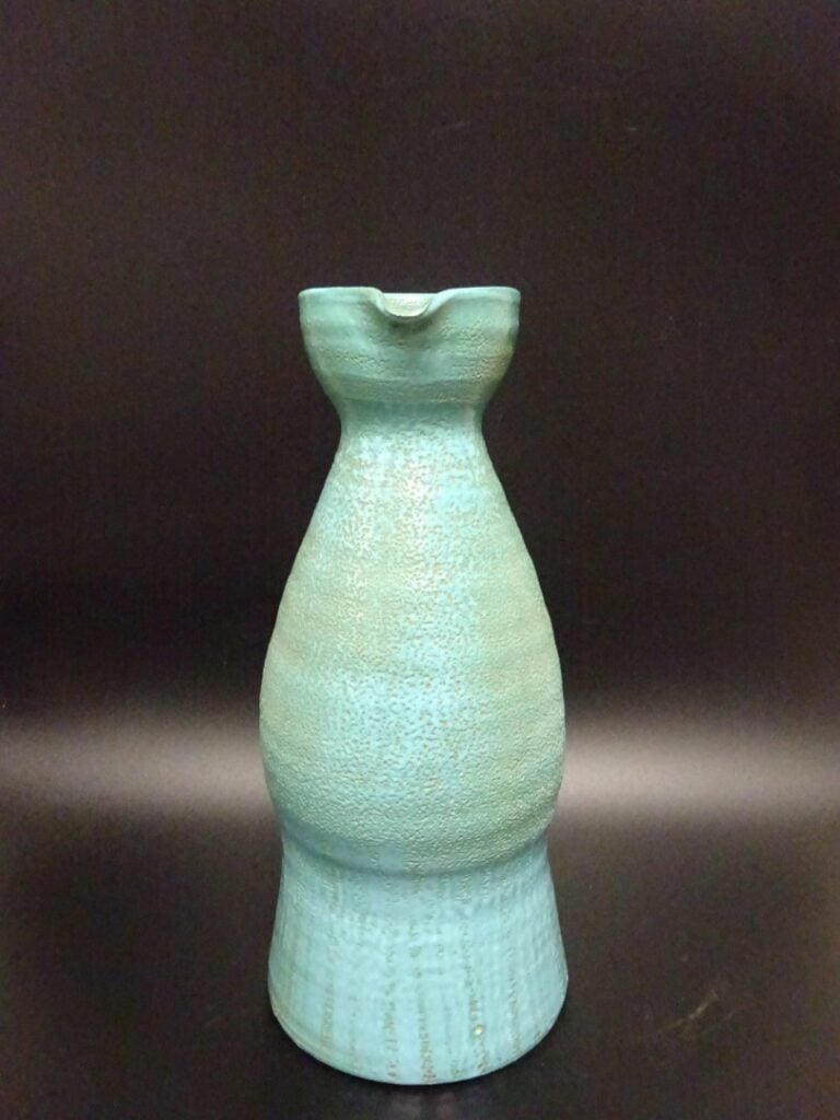 ACCOLAY. - Pichet zoomorphe en grès vernissé turquoise, et pot asymétrique en g…