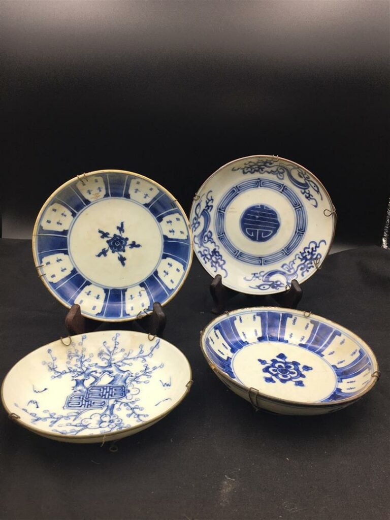 [-] ACCUMULATION DE QUATRE (4) COUPES EN PORCELAINE DITE " BLEU DE HUÊ " - Viet…