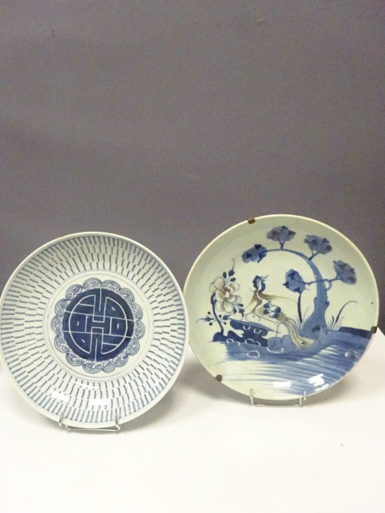 [-] ACCUMULATION DE QUATRE (4) PLATS EN PORCELAINE BLANC BLEU - Chine, Fin XIXe…