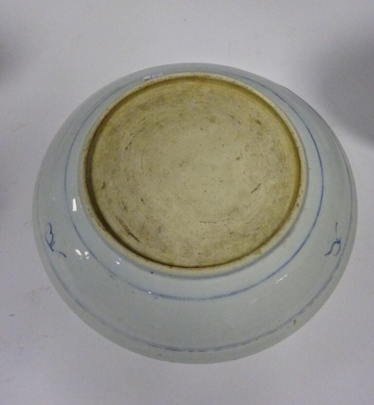 [-] ACCUMULATION DE QUATRE (4) PLATS EN PORCELAINE BLANC BLEU - Chine, Fin XIXe…