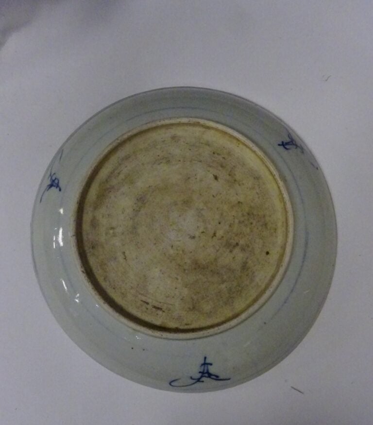 [-] ACCUMULATION DE QUATRE (4) PLATS EN PORCELAINE BLANC BLEU - Chine, Fin XIXe…
