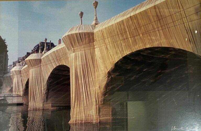 Affiche encadrée d'après Christo - Le Pont Neuf empaqueté - 60,5 x 94,5 cm (à v…