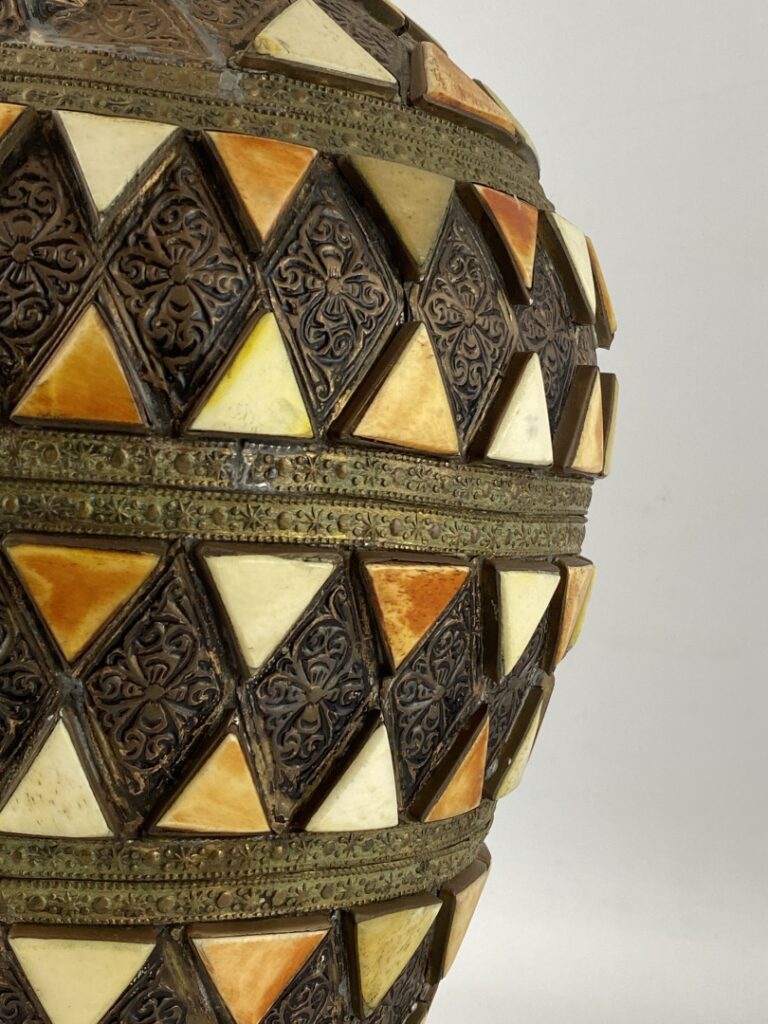 AFRIQUE DU NORD - Chevrette en céramique patinée ornée de plaquettes d'os teint…