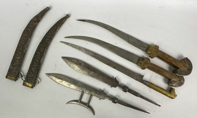 AFRIQUE DU NORD - Lot de cinq poignards dont koumya, fers de lance et flissa -…