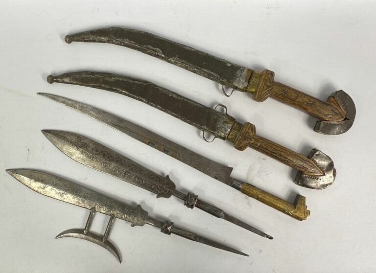 AFRIQUE DU NORD - Lot de cinq poignards dont koumya, fers de lance et flissa -…