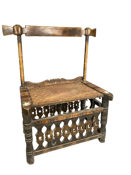 AFRIQUE - Ensembel de trois chaises en bois comprenant deux petites chaises et…
