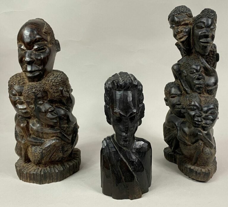 AFRIQUE - Lot de deux statues en bois sculpté à décor de personnages entrelacés…