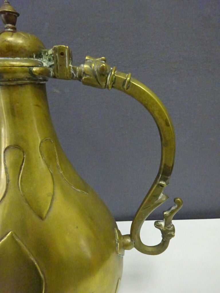 [-] AIGUIERE EN BRONZE - Inde - A patine dorée, reposant sur quatre pieds, A pa…