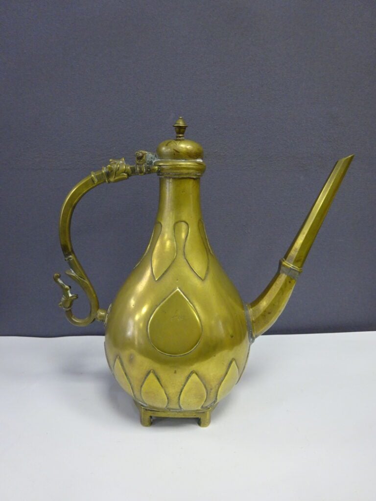 [-] AIGUIERE EN BRONZE - Inde - A patine dorée, reposant sur quatre pieds, A pa…