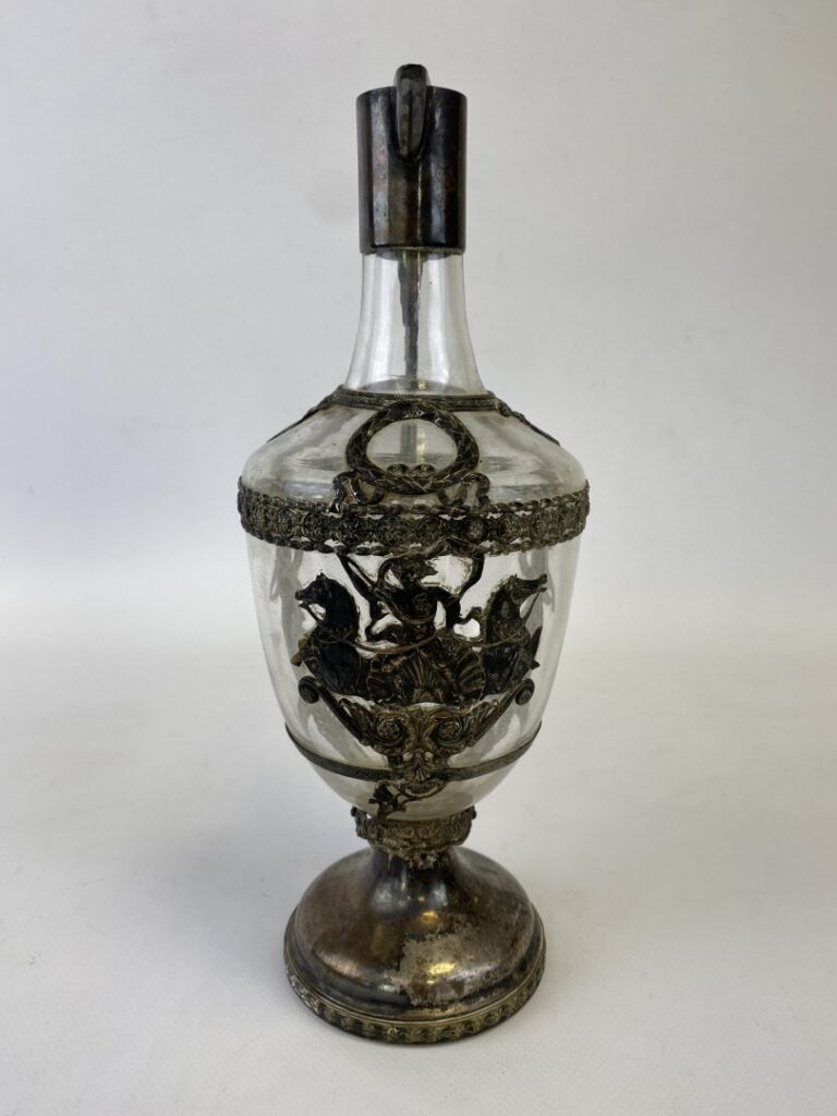 Aiguière en verre et monture ciselée en métal argenté à décor de ruban, scène c…