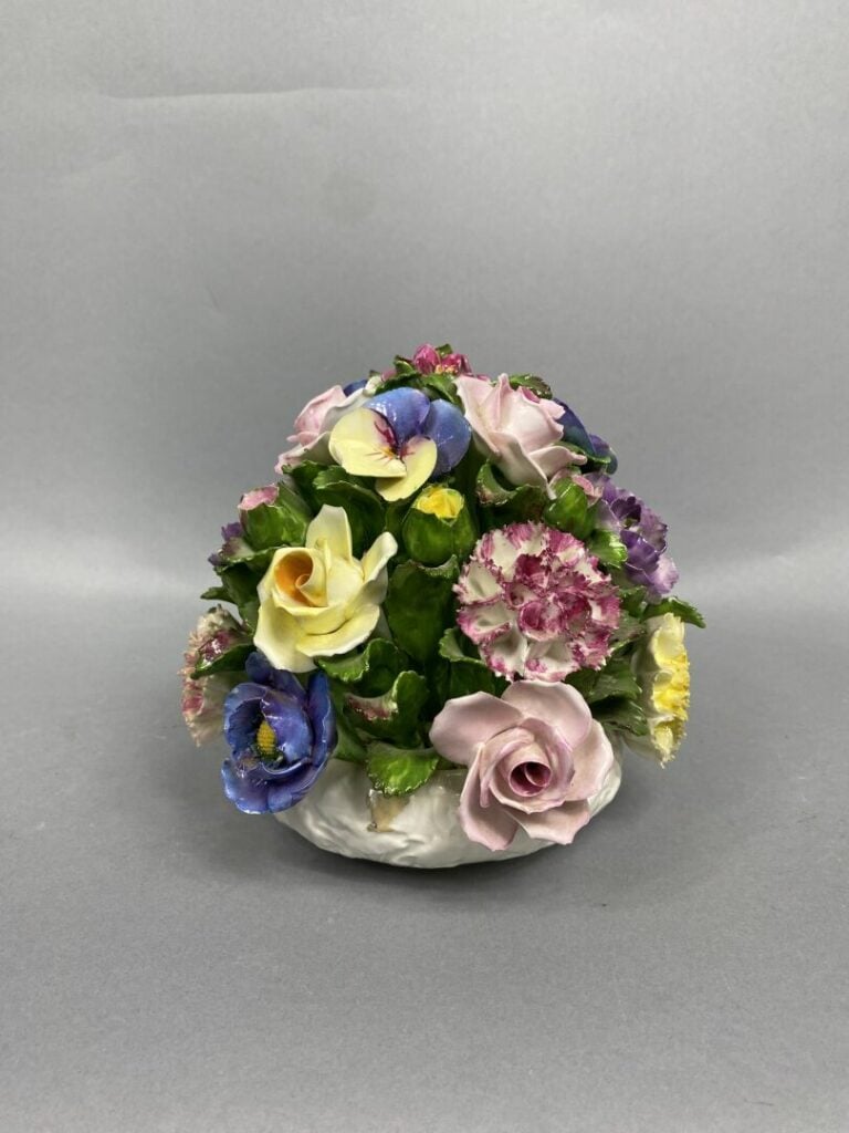AINSLEY - Bouquet de fleurs en porcelaine émaillée reposant sur un petit pied -…